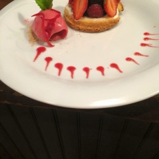 Sablé breton aux fraises et framboises avec son palet chocolat noir et son sorbet framboise